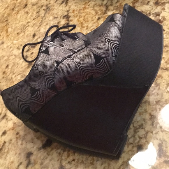 Penny Loves Kenny Platform Shoes, size 7.5. - Picture 6 of 7